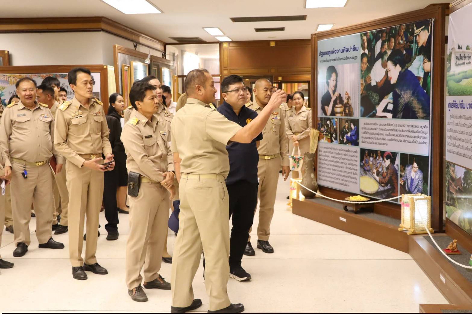 title - ศพส. ประชุมเตรียมความพร้อมจัดนิทรรศการ งานพระราชพิธีถวายพระเพลิงพระบรมศพ สมเด็จพระนางเจ้าสิริกิติ์ พระบรมราชินีนาถ พระบรมราชชนนีพันปีหลวง ณ ศูนย์ส่งเสริมและพัฒนาอาชีพเสริมนอกภาคการเกษตร (ศูนย์ศิลปาชีพ บางไทรฯ (เดิม)) 